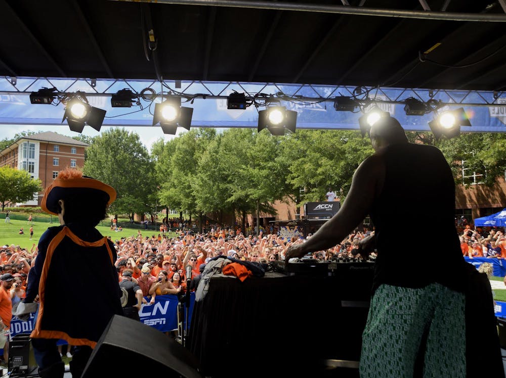 DJ Diesel’s comedic persona continued to foster a fun, energetic atmosphere throughout the set