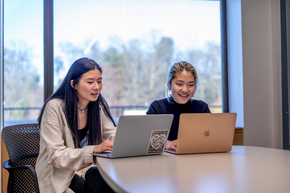Wang和Gao正在试图填补像他们这样的学生的书写空白，因为在此之前学校内没有专门讲述APISSAA故事和经历的的刊物。
