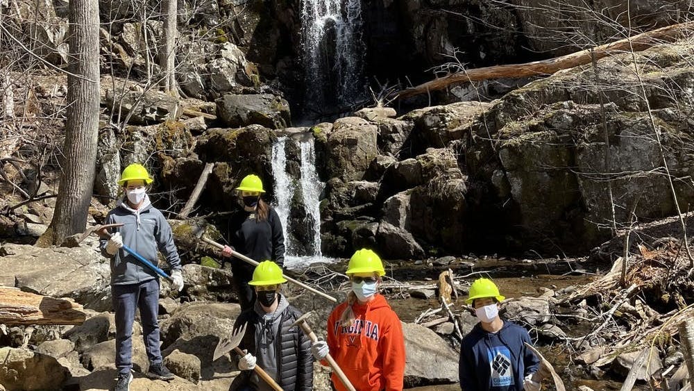 ASB在春季学期举办小型的线下团体活动，重点是为夏洛茨维尔市周边地区提供服务，包括在Shenandoah National Park修理防水堤坝。
