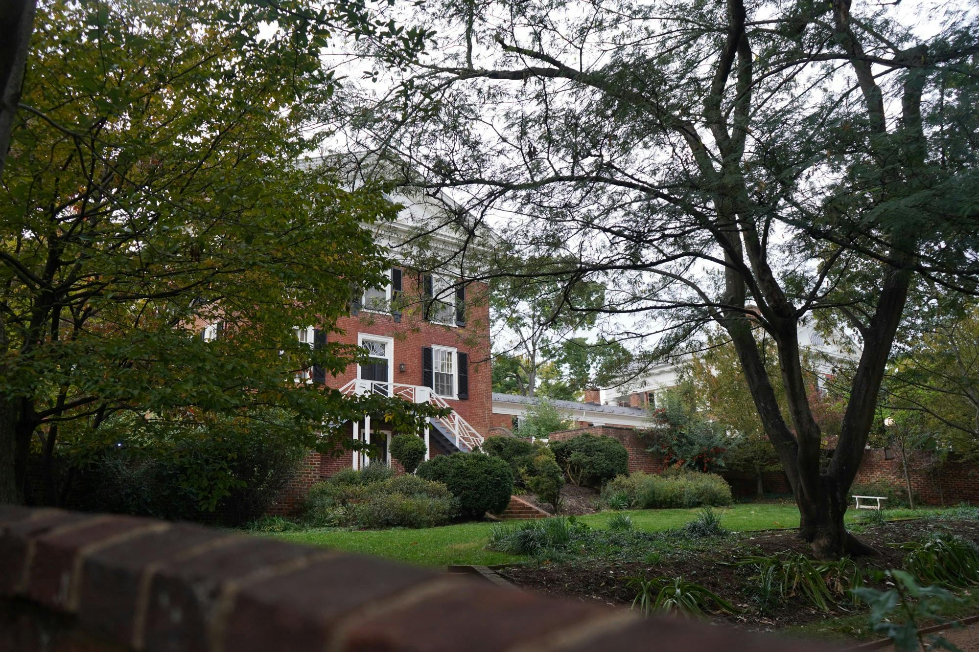 Audience members lounged on picnic blankets or folding chairs as the action unfolded against the University Chapel, framed by falling flower petals, twisting tree branches and a slow, golden sunset.