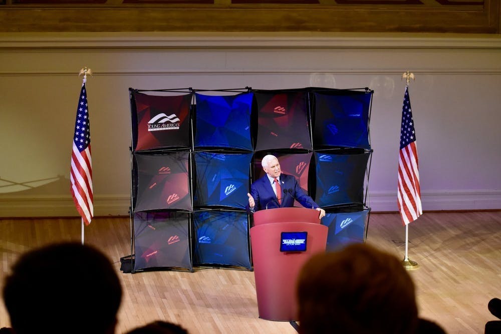 Pence habló sobre el presidente Joe Biden y criticó a su administración por el aumento de la inflación, los intentos en gran parte fallidos de una reforma importante de la política en la frontera de los EE.UU., la retirada de las tropas estadounidenses de Afganistán y la respuesta de Biden a la guerra en Ucrania.
