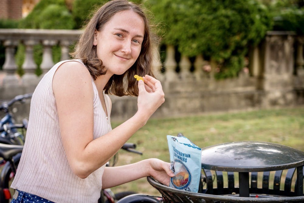 幽默专栏作家Pasha McGuigan请求捐款来结束饥饿学期综合征——一种流行病。