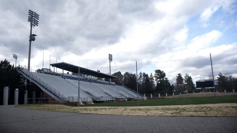 El estadio Klockner, que puede albergar hasta 2.500 aficionados, se limitará a los entrenadores y a las familias de los estudiantes-atletas.