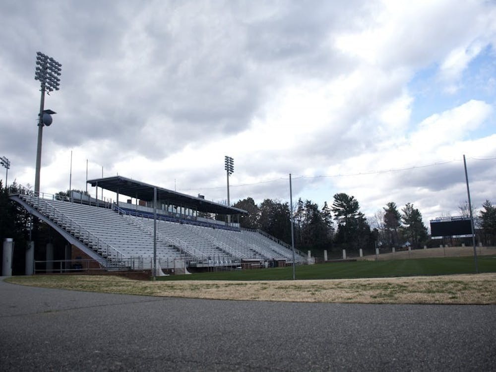 El estadio Klockner, que puede albergar hasta 2.500 aficionados, se limitará a los entrenadores y a las familias de los estudiantes-atletas.
