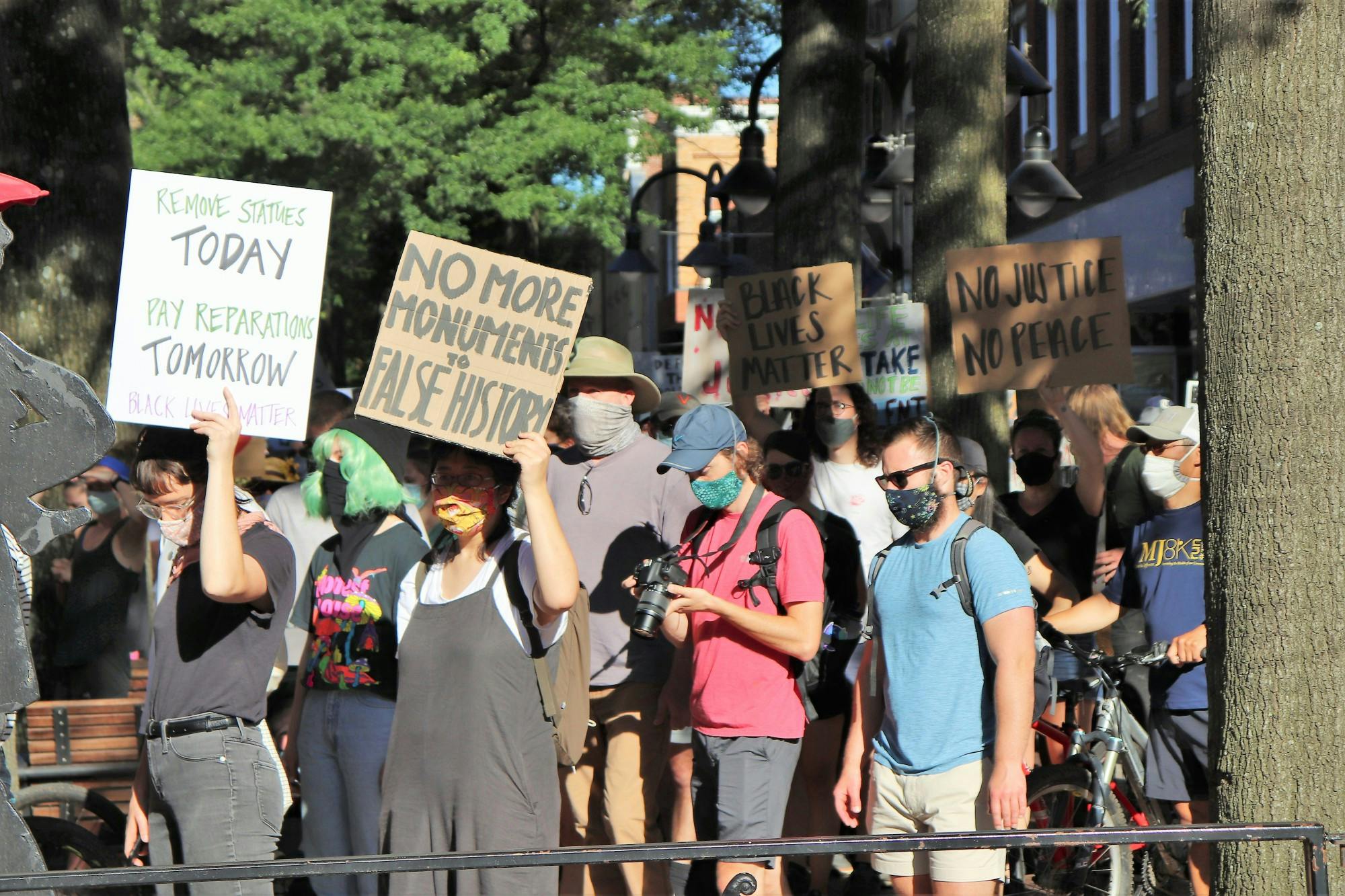 More Than 1,000 Demonstrators March On Rotunda To Protest Confederate ...