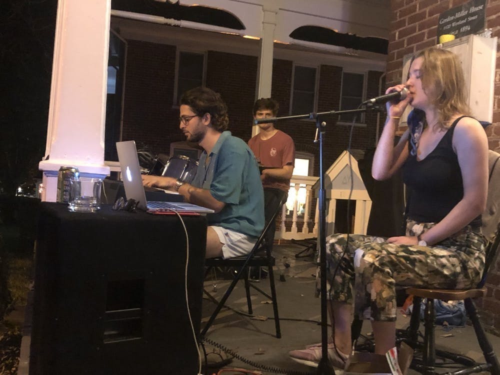 La Wertland Street Band actúa en el porche de la pianista Nikki Gerszten ante una multitud socialmente distanciada. 