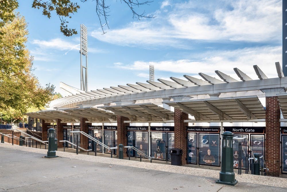 Permitir que los invitados entren al estadio sin tomar ninguna precaución para garantizar la seguridad de quienes los rodean es imprudente e irresponsable.