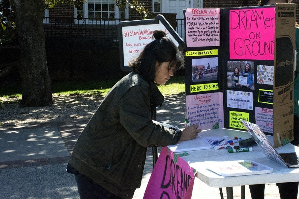Alrededor de 100 participantes fueron parte de los eventos de la Semana de los DREAMers este año, la cual consistió de una campaña en las redes sociales, entrenamiento de IndocuAlly con el Consejo de Segundo Año y una conferencia sobre inmigración y abuso sexual.