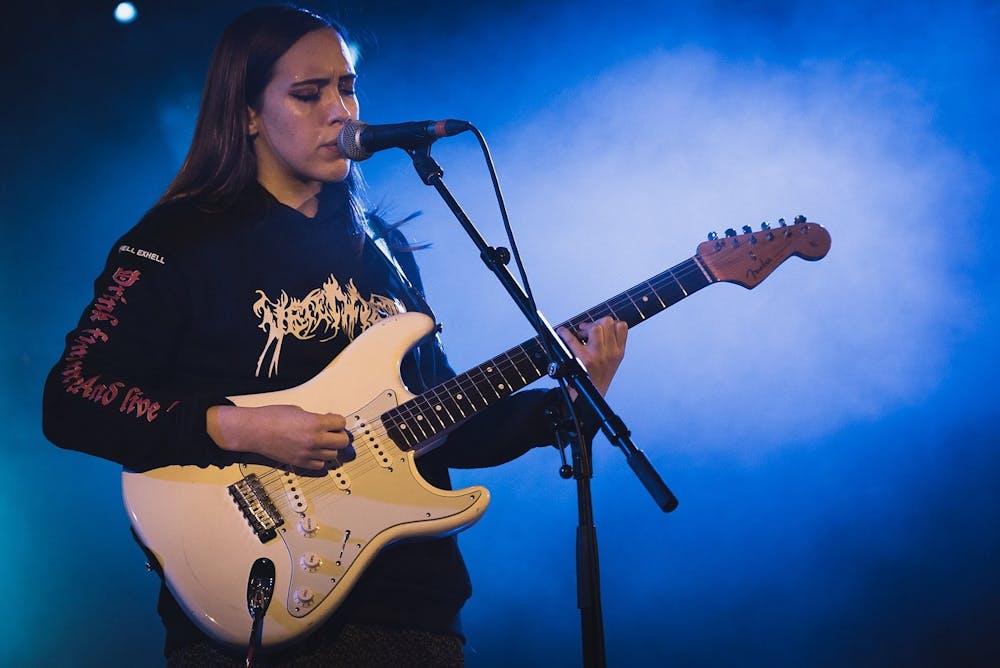 <p>Soccer Mommy singer-songwriter Sophie Allison performing live at Rockaway Beach in 2018.</p>