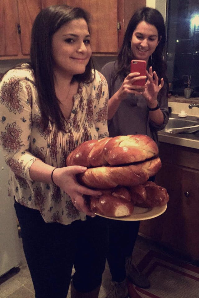 Participants in Shabbat Around Grounds prepared food for the student-organized dinner.&nbsp;