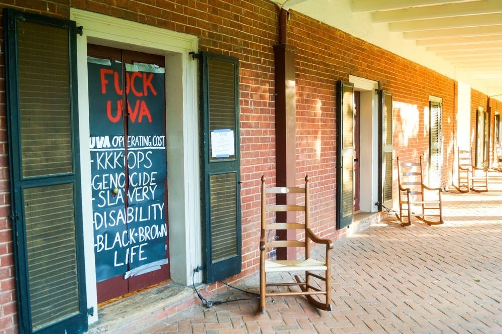 La posibilidad de que una parte de la población pueda ser ofendida por la autoexpresión de los demás no provee una justificación adecuada para la limitación de la expresión por la administración.