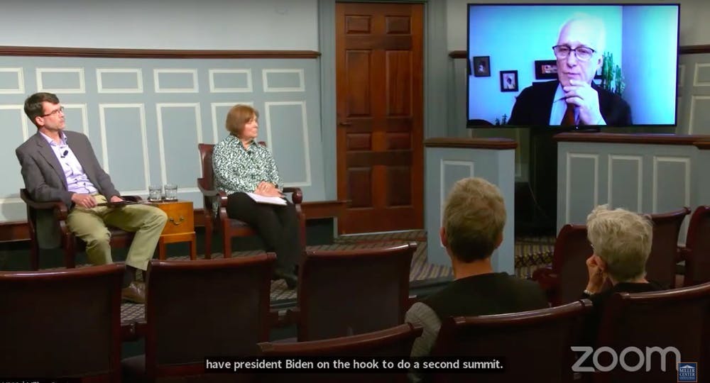 专家组成员基于在此次疫情中接近一百万的死亡总人数，详细讨论了新冠疫情对国家的影响。