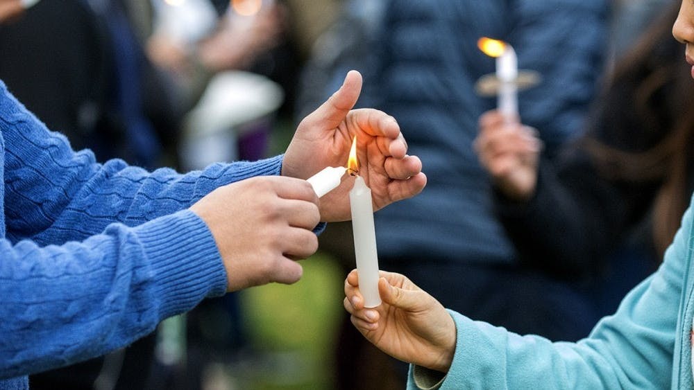 La vigilia culminó con una oración grupal y varios versos del Corán leídos en voz alta.