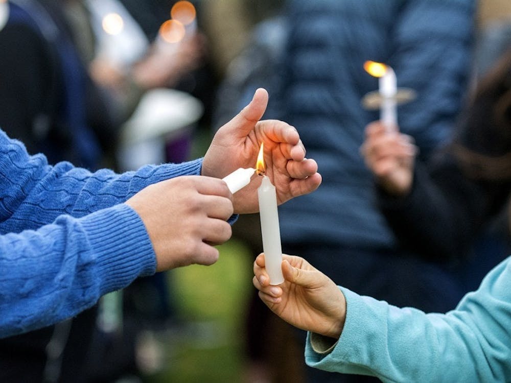 La vigilia culminó con una oración grupal y varios versos del Corán leídos en voz alta.