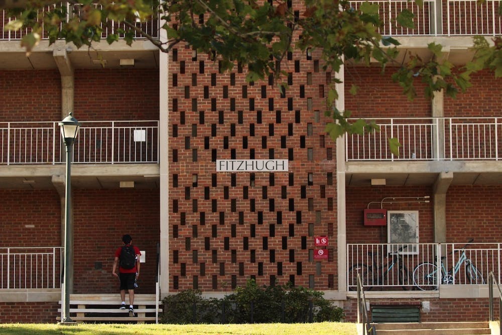 El moho puede causar varios problemas de salud física similares a las alergias en las personas expuestas a la sustancia, como congestión, estornudos, tos o dolor de garganta.