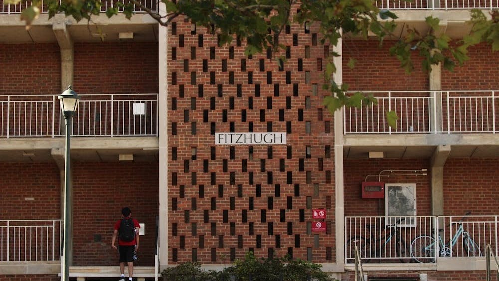 El moho puede causar varios problemas de salud física similares a las alergias en las personas expuestas a la sustancia, como congestión, estornudos, tos o dolor de garganta.