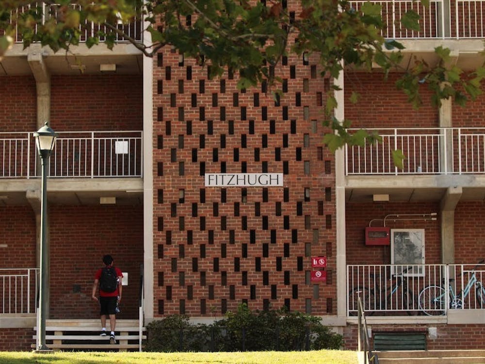 El moho puede causar varios problemas de salud física similares a las alergias en las personas expuestas a la sustancia, como congestión, estornudos, tos o dolor de garganta.