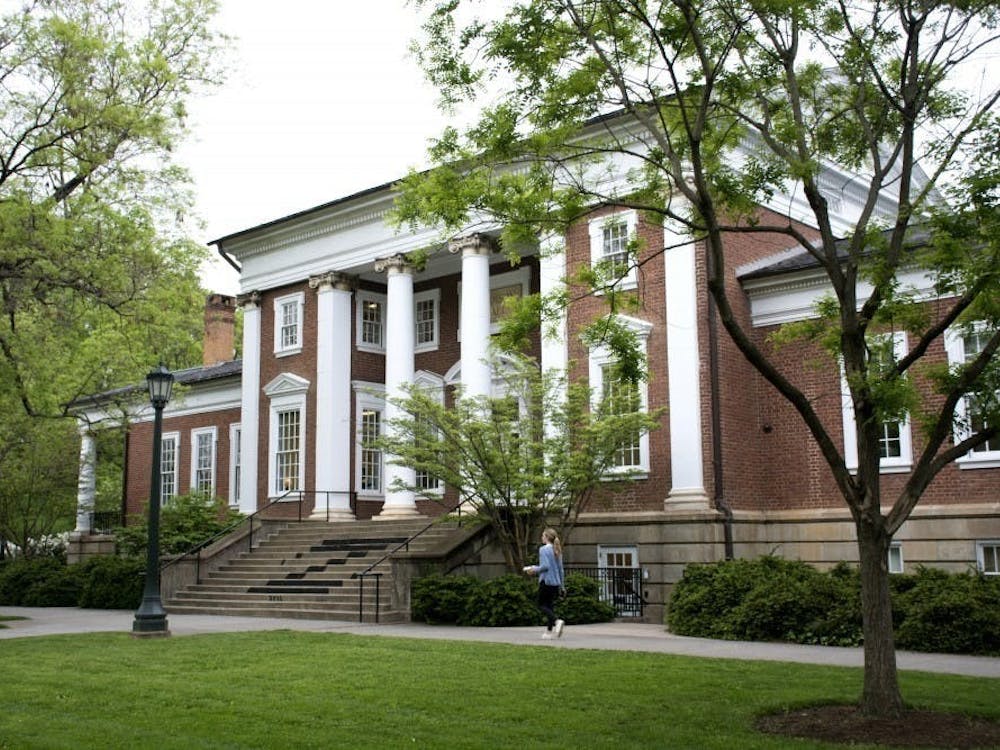 El informe de 63 páginas describe 12 iniciativas clave para fomentar un cambio significativo en la Universidad.