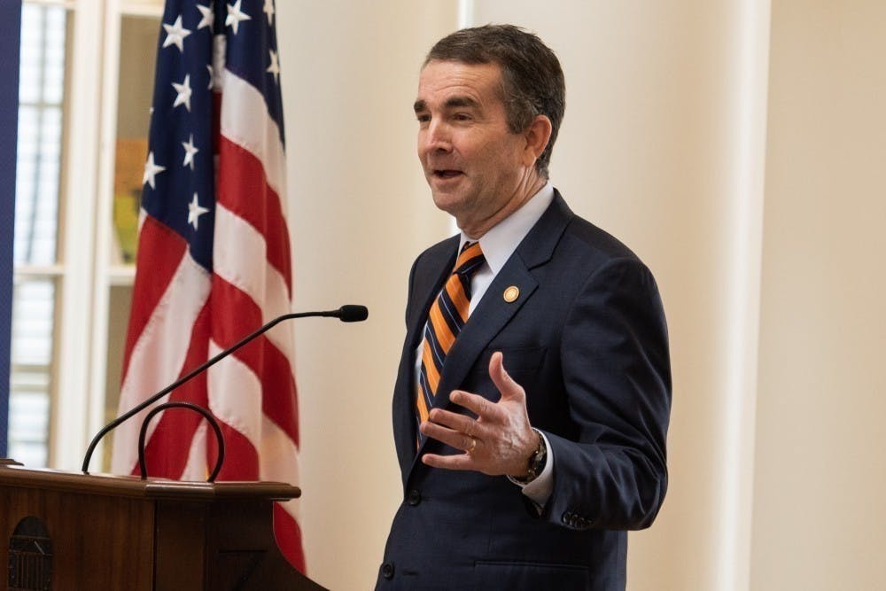 A partir del 19 de enero, las reuniones en persona en la Universidad fueron limitadas a seis personas, por debajo del límite de diez personas al final del semestre de otoño. La política será reevaluada el 14 de febrero, dos semanas después del inicio de clases.&nbsp;