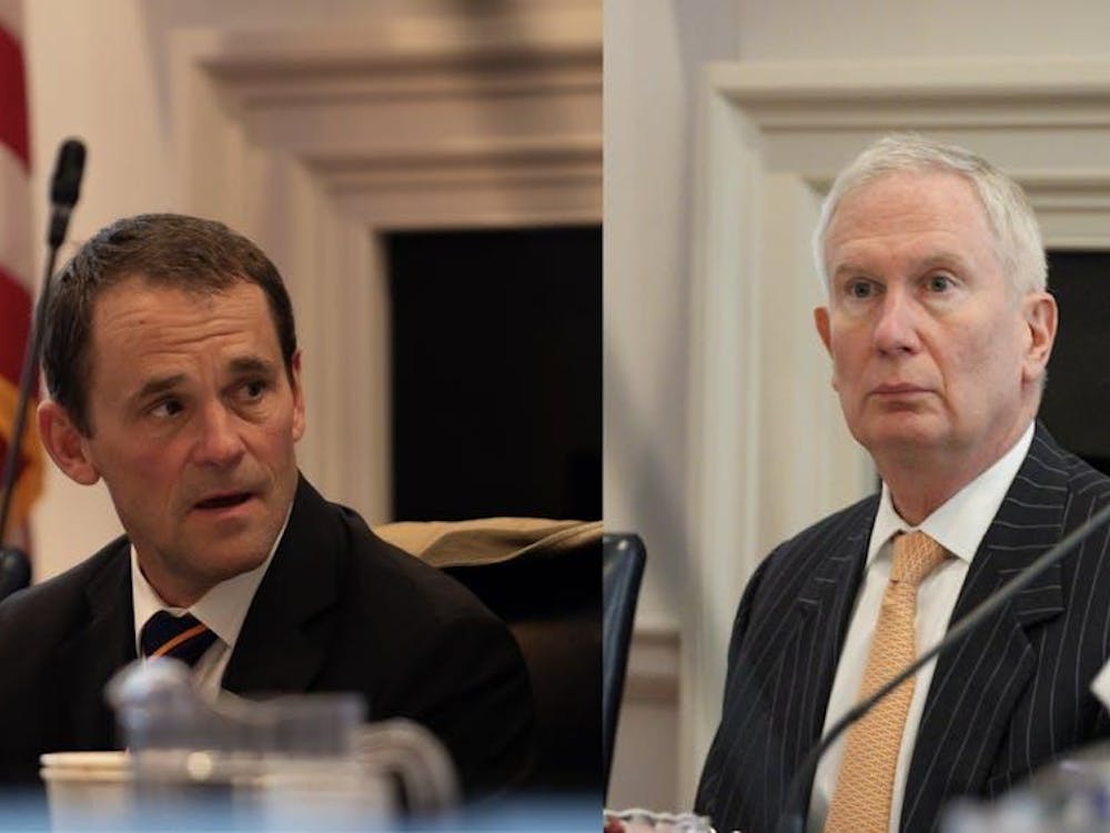 El expresidente de la universidad Jim Ryan, a la izquierda, y el presidente interino de la universidad Paul Mahoney, a la derecha.