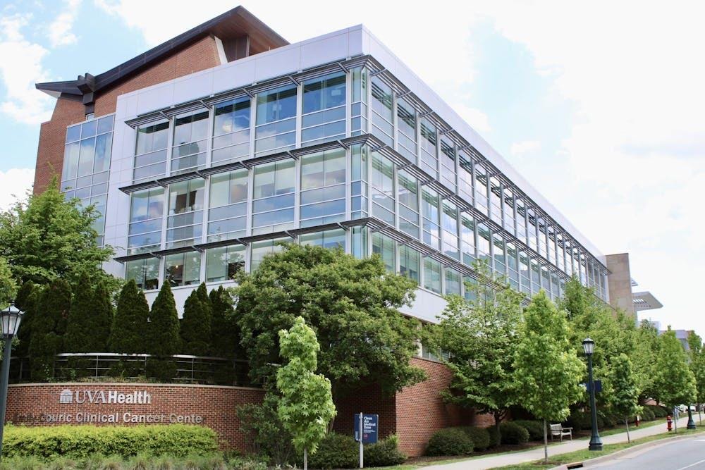 El Emily Couric Clinical Cancer Center de U.Va. Health, fotografiado el 30 de abril.