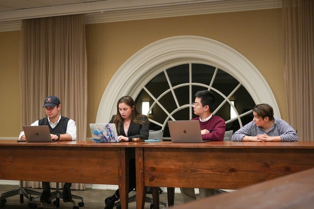 委员会在晚上7点40分进行了简短的非公开会议讨论案例进展。