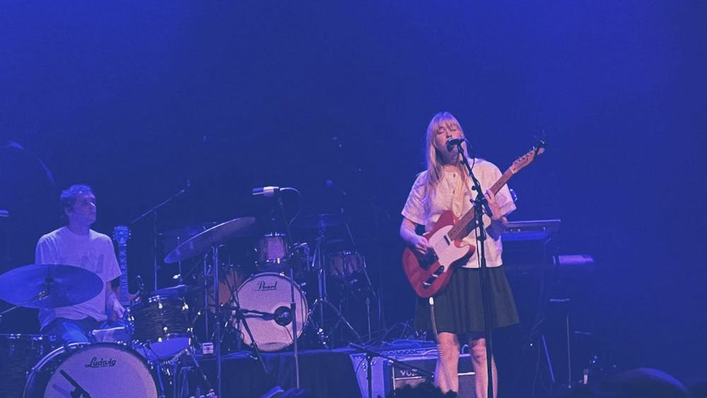 Live, however, she injected a jazzier sound into her discography, pairing nicely with the hazy blue hues of the venue.