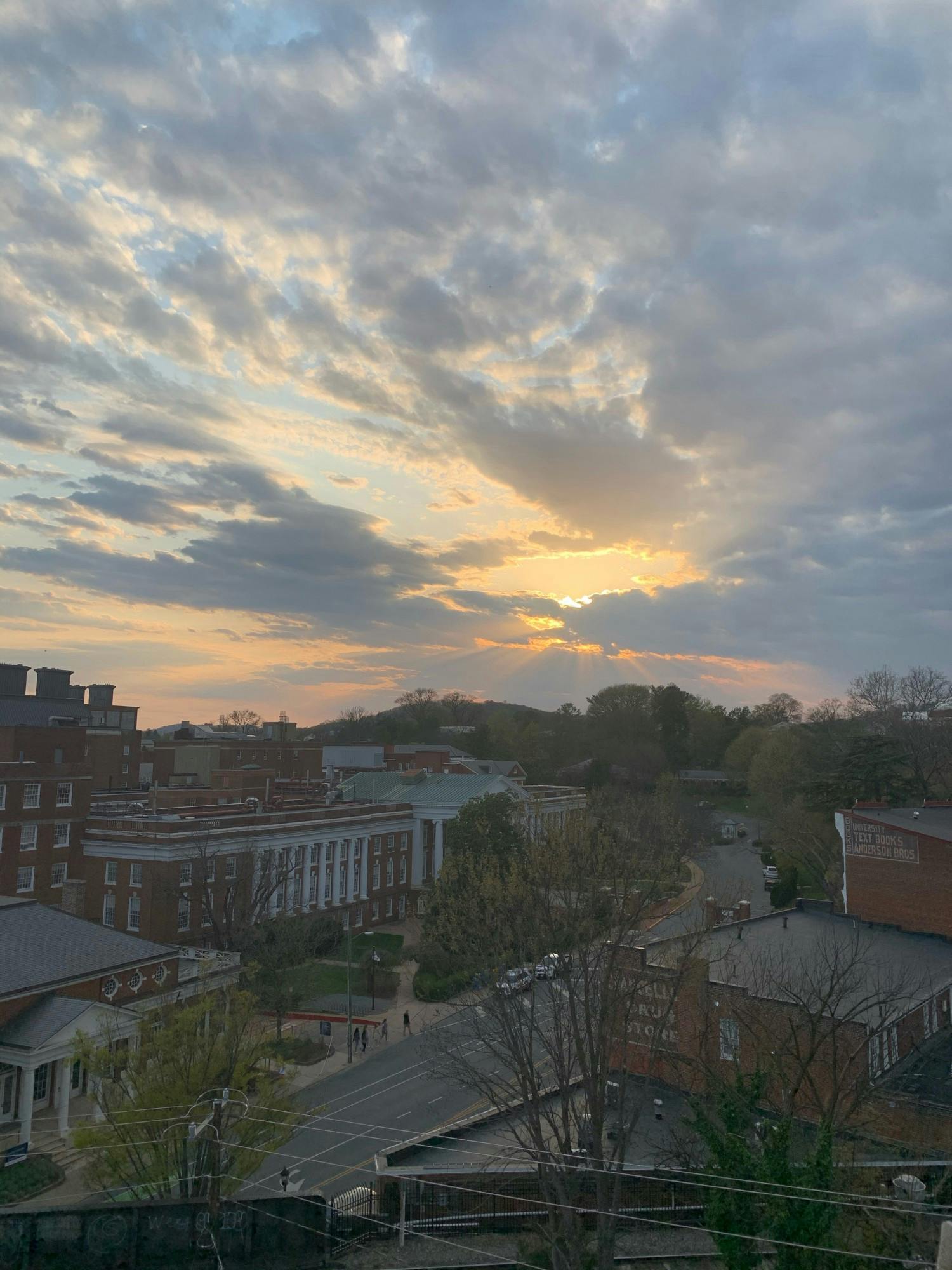 Cotton candy skies and tangy orange hues can light up the horizon at the University, and now you know where to find these flavorful sunsets
