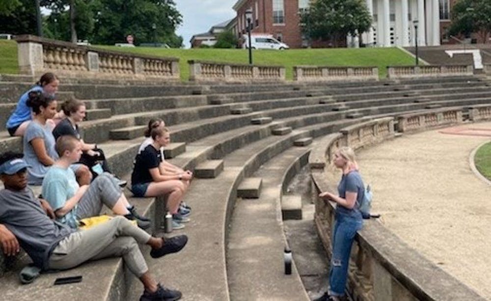 Antes de que la Universidad reabriera sus recorridos de admisión de pregrado al público, los Guías de la Universidad practicaron sus recorridos entre sí para garantizar un desempeño sin problemas antes del 14 de junio.