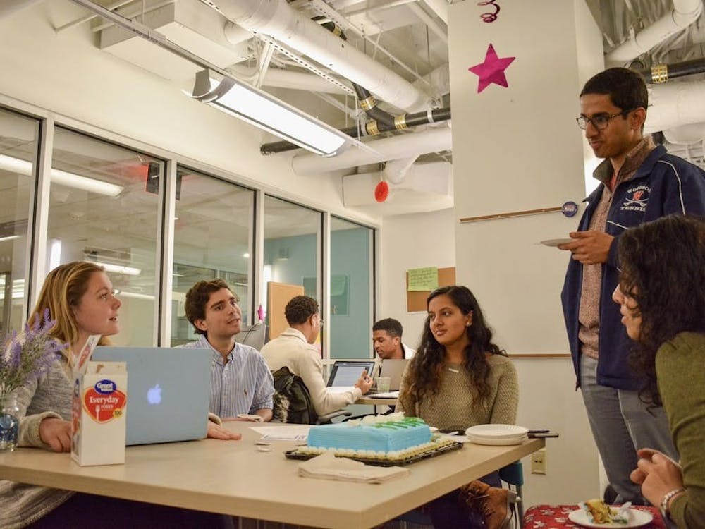 Los estudiantes de pregrado actuales de la Escuela de Liderazgo y Políticas Públicas de Batten y la Escuela de Comercio McIntire vinieron al Centro Multicultural de Estudiantes el jueves para hablar con los solicitantes de segundo año.