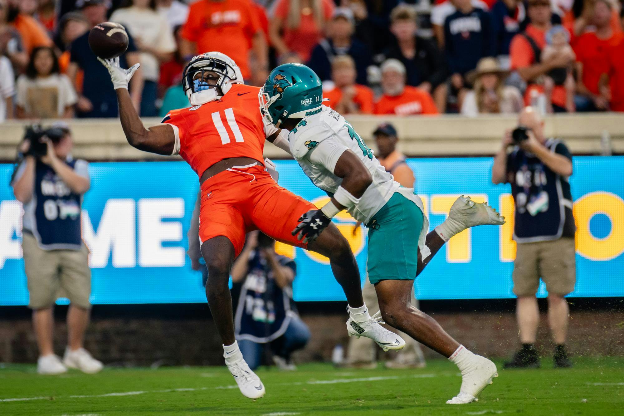Trell Harris secures an incredible one-handed catch.