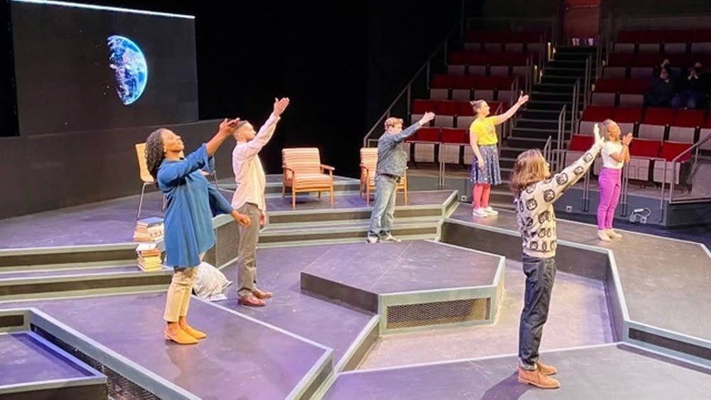 《如何在地球上生活》 这一剧目展示了精彩的表演,并以发人深省的方式探索了人类关系在地球上或在其他不断变化的环境中可能的延续或是消亡。