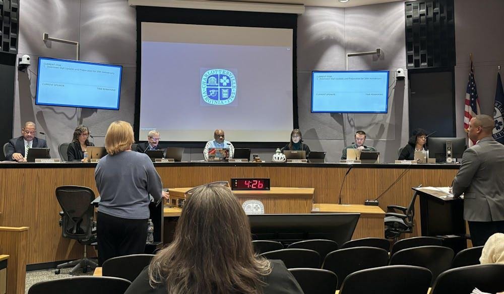 La reunión del Ayuntamiento de la ciudad de Charlottesville, fotografiada el 2 de marzo de 2026.