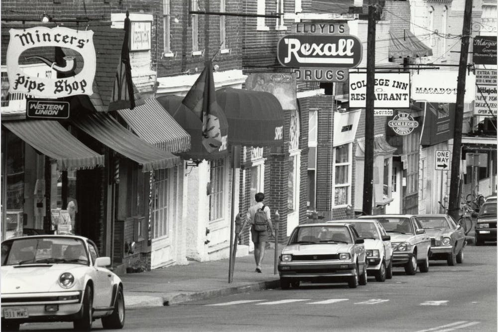 Pocos de los negocios originales del Corner siguen allí, y mientras que algunos han sido reemplazados por otros negocios locales, varios ahora son cadenas de restaurantes.