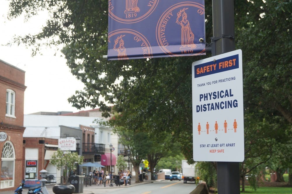 Se espera que los estudiantes practiquen el distanciamiento social manteniéndose a seis pies de distancia y deben cumplir con todas las demás normas de la Universidad, incluyendo el uso de mascarilla.