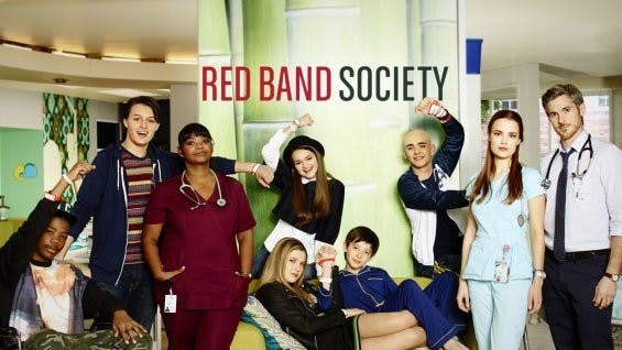 “Red Band Society” proves that writing a comedy-drama about cancer — balancing humor, emotion and plot alongside the hell that is chemotherapy — is downright impossible.