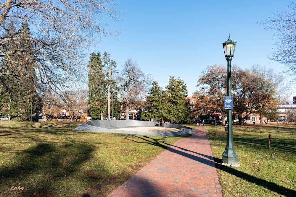 La Universidad oficialmente abrió el Monumento para los Trabajadores Esclavizados el 11 de abril de 2020 como parte de la Comisión para honrar la vida, labor y sacrificio de las personas que fueron esclavizadas en la Universidad.