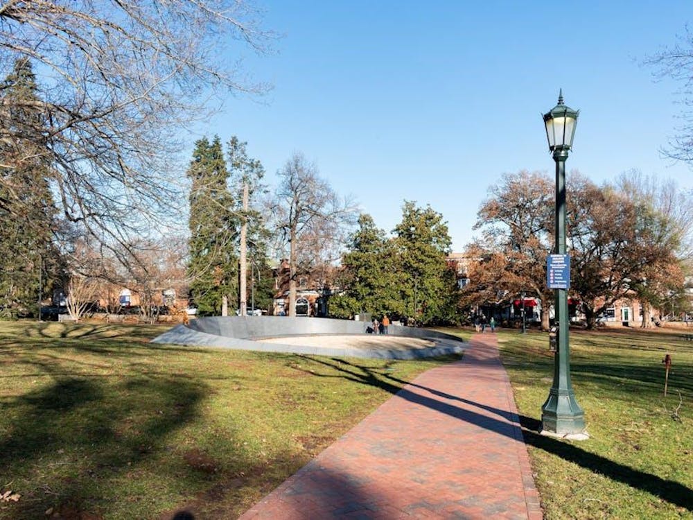 La Universidad oficialmente abrió el Monumento para los Trabajadores Esclavizados el 11 de abril de 2020 como parte de la Comisión para honrar la vida, labor y sacrificio de las personas que fueron esclavizadas en la Universidad.