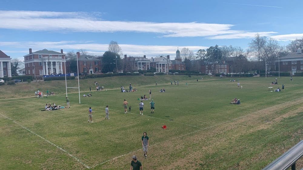 Los universitarios estaban descansando en mantas de picnic en Madison Bowl y bebiendo en bares en el Corner.