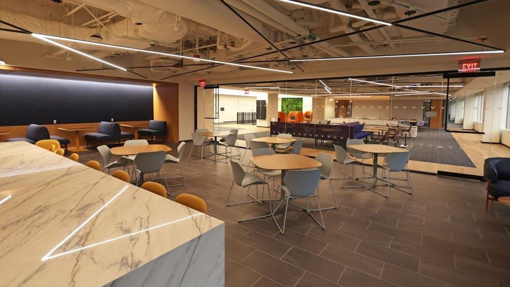 Las nuevas instalaciones de 55.000 pies cuadrados, ubicadas en el Centro de Inova para la salud personalizada, incluye seis aulas, además de varias salas multiusos, zonas de estudio tranquilas y una cafetería, con interiores decorados en naranja y azul y murales con lugares emblemáticos de Charlottesville.