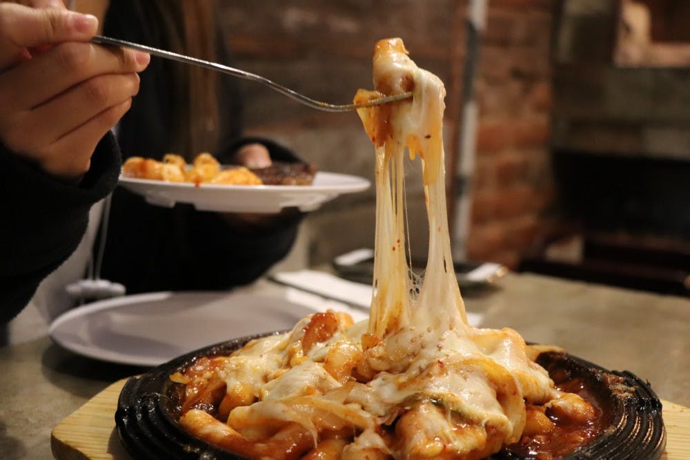 doma-tteokbokki-cheese-pull