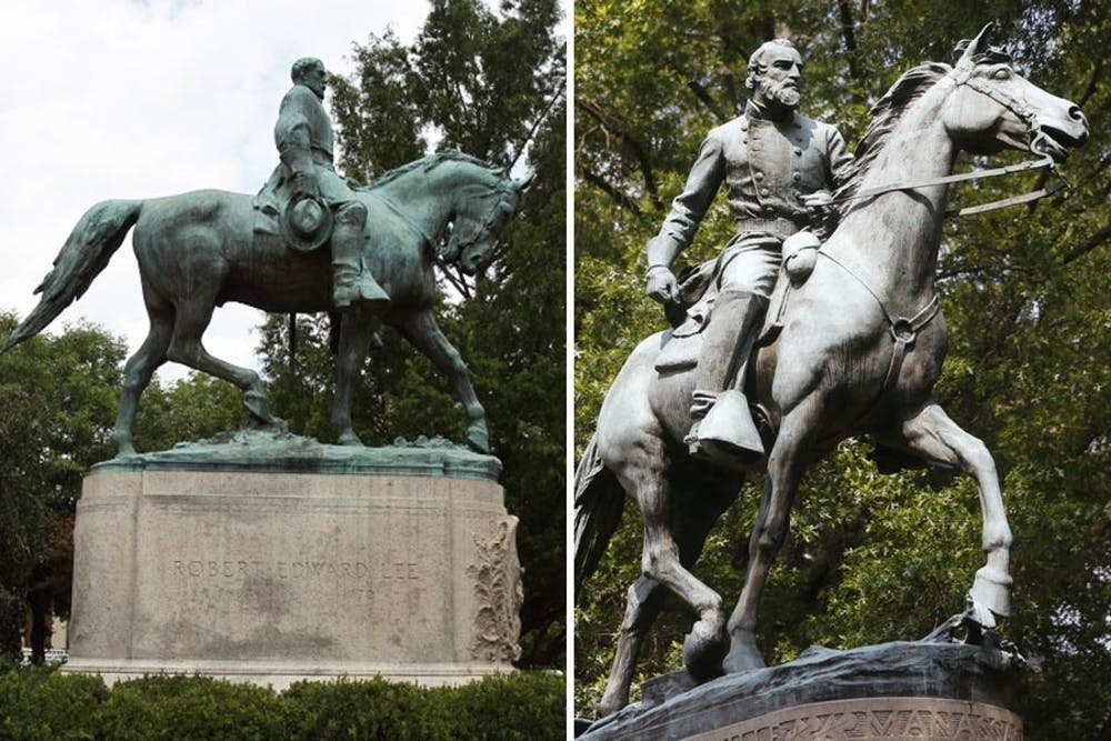 Las estatuas de Lee (a la izquierda) y Jackson (a la derecha) se usaron como puntos de manifestación durante la manifestación “Unite the Right” [Unir la derecha] en agosto del 2017, cuando grupos de la derecha y extremistas de la supremacía de la raza blanca marcharon en el Lawn con linternas y tuvieron una manifestación violenta en el centro de Charlottesvile, la cual resultó en tres muertes y 19 heridos.