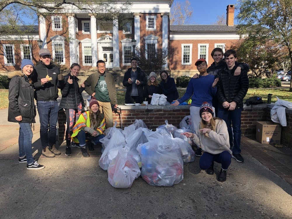 Los estudiantes de diferentes especialidades y cursos se juntaron por una razón en común - para apoyar la limpieza y la sustentabilidad de Grounds en la U.Va.