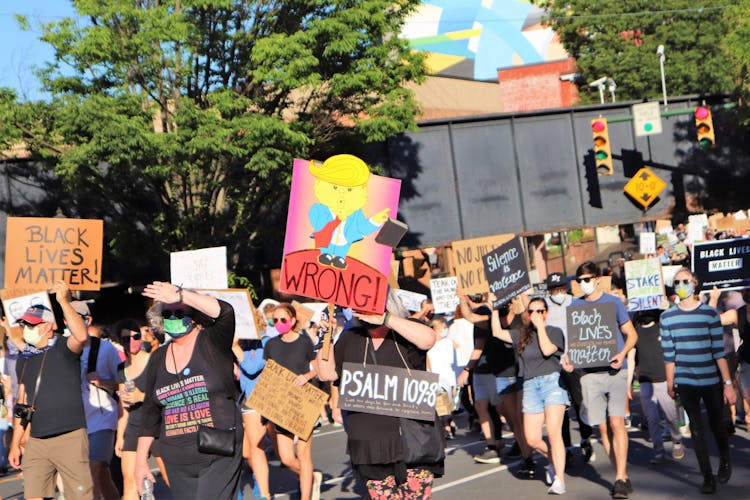 More than 1,000 demonstrators march on Rotunda to protest Confederate ...