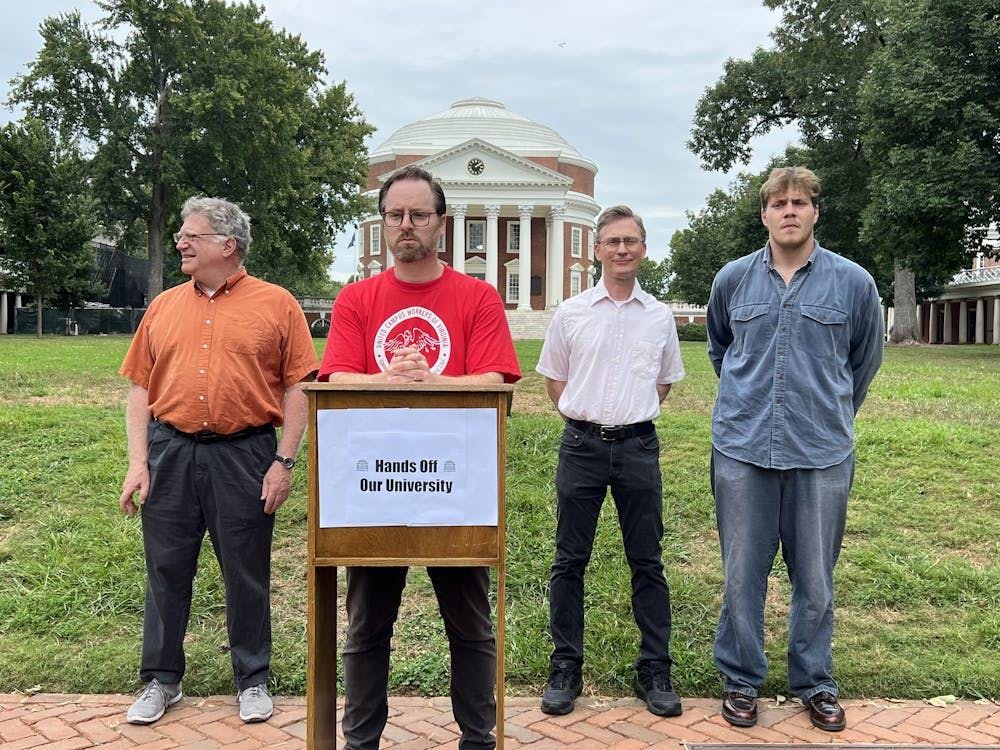 （从左到右）环境科学教授Manuel Lerdau、社会学助理教授Ian Mullins、工程学高级讲师Adam Barnes，以及学生会主席、学院四年级学生Clay Dickerson，于2025年8月6日在Rotunda于临时校长及校长遴选过程发表讲话。