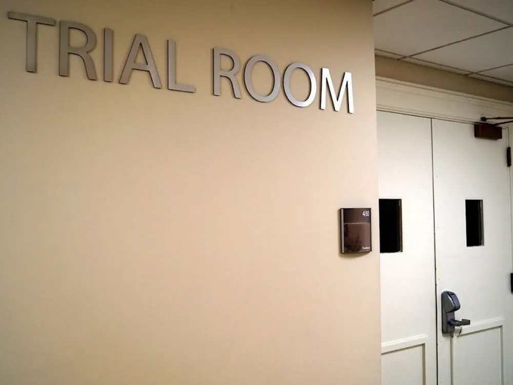 Después de que se presenta una denuncia, el Comité revisa el incidente y decide si tiene jurisdicción sobre el caso.