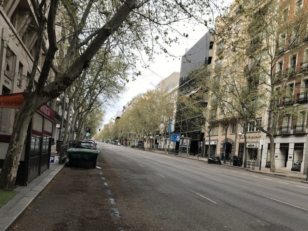 Los residentes de Madrid no tienen permitido salir excepto para ir a supermercados, farmacias o trabajar en ciertos casos. 