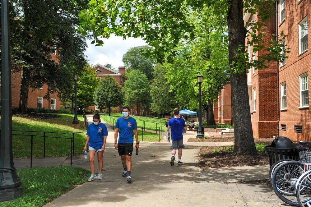 La regla de cubrebocas requiere que todos, sin importar su estatus de vacunación, utilicen cubrebocas dentro de los edificios de la Universidad, incluyendo edificios académicos, bibliotecas, comedores e instalaciones de IM Rec.