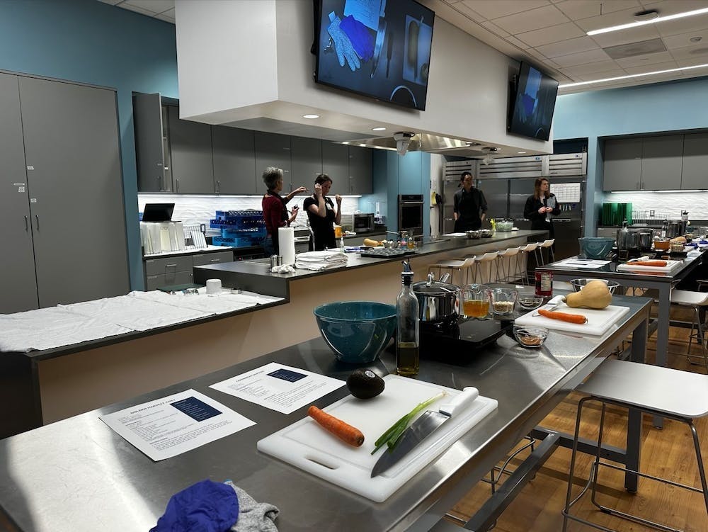 安排在厨房中央的是五张宽敞的不锈钢桌，供学生使用。正对面是一个柜台，教师在那里演示每一个步骤的过程。