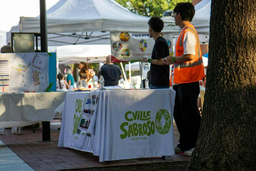 Dentro del Ting Pavilion, una multitud de artesanos, vendedores de comida y artistas latinoamericanos recibió a los asistentes al festival. 